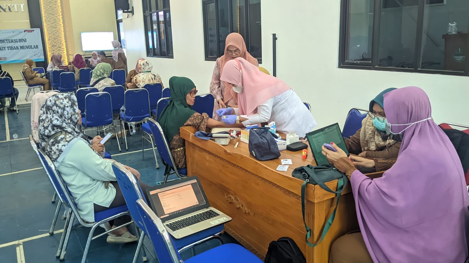 Kegiatan Sosialisasi Deteksi Dini Penyakit Tidak Menular dan Pelaksanaan Pemeriksaan Kesehatan Gratis (PKG) di Kecamatan Kesambi